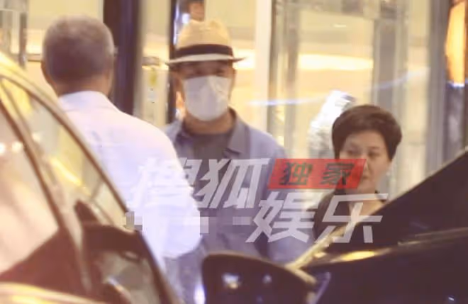 宋丹丹坐百萬車與友聚會,穿超短裙秀長腿,張國立攜二婚老婆趕場