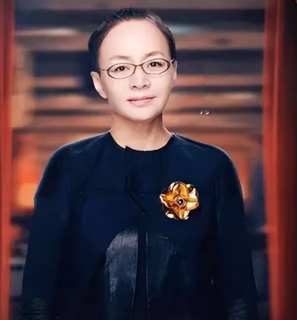 宋丹丹坐百萬車與友聚會,穿超短裙秀長腿,張國立攜二婚老婆趕場