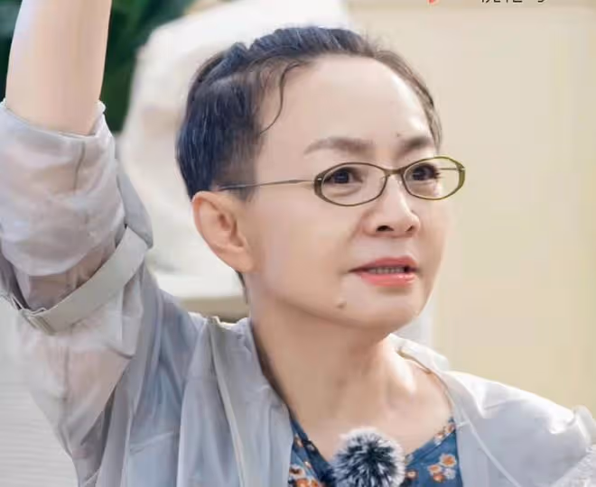 宋丹丹坐百萬車與友聚會,穿超短裙秀長腿,張國立攜二婚老婆趕場