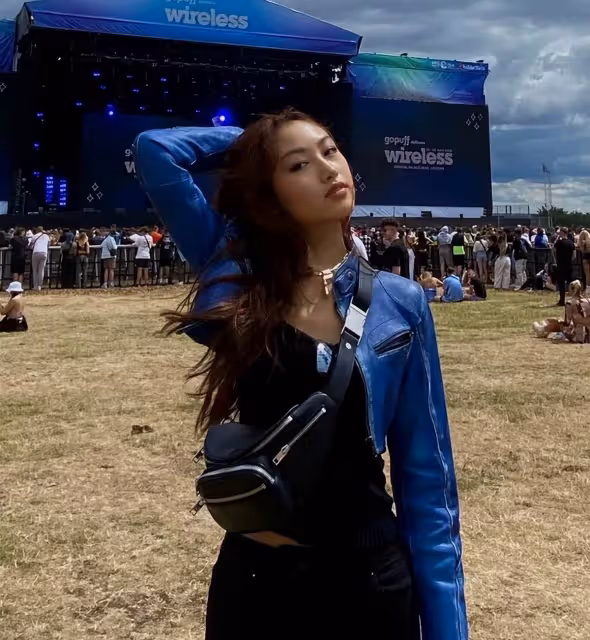 任達華女兒穿比基尼太驚艷！110cm美腿吸睛，17歲顏值不輸超模媽
