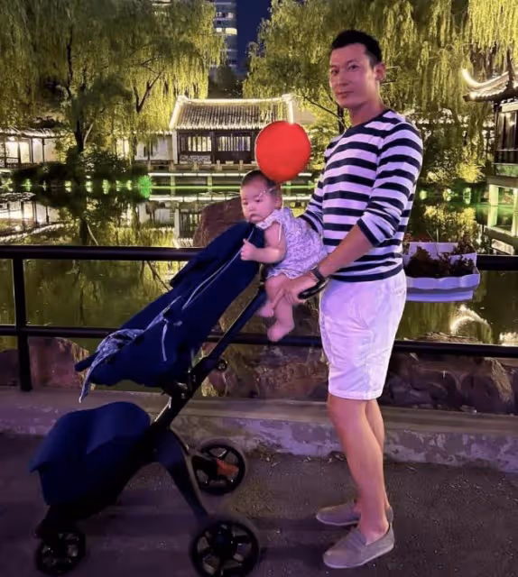 朱珠與老公遛娃互拍 戴墨鏡長發披肩長裙飄飄