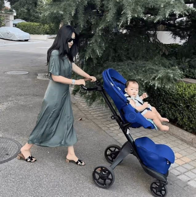 朱珠與老公遛娃互拍 戴墨鏡長發披肩長裙飄飄