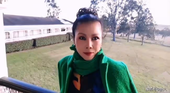 田震在海外豪華農莊度假 化煙燻妝氣質大變