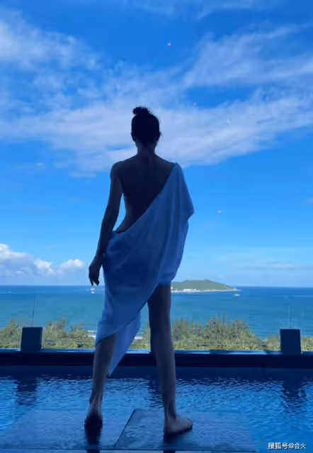 47歲李玟罕曬性感泳裝照 穿比基尼秀細腰美背