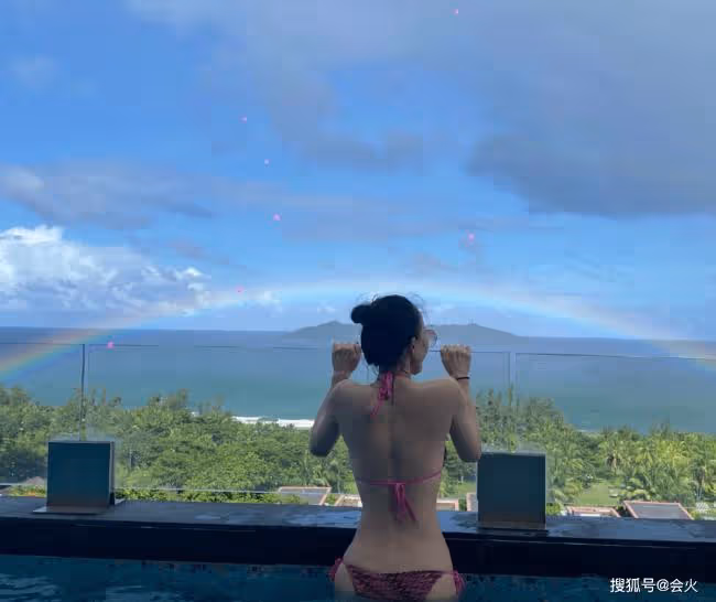 47歲李玟罕曬性感泳裝照 穿比基尼秀細腰美背