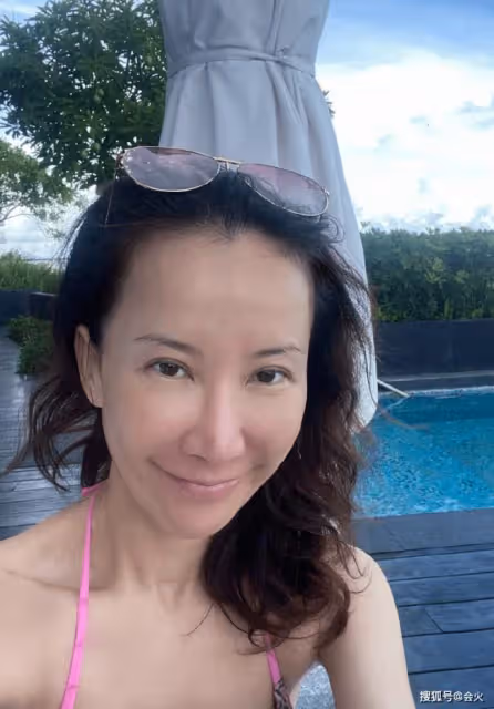 47歲李玟罕曬性感泳裝照 穿比基尼秀細腰美背