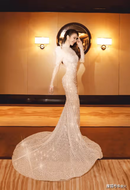 47歲李玟罕曬性感泳裝照 穿比基尼秀細腰美背