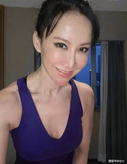 47歲李玟罕曬性感泳裝照 穿比基尼秀細腰美背