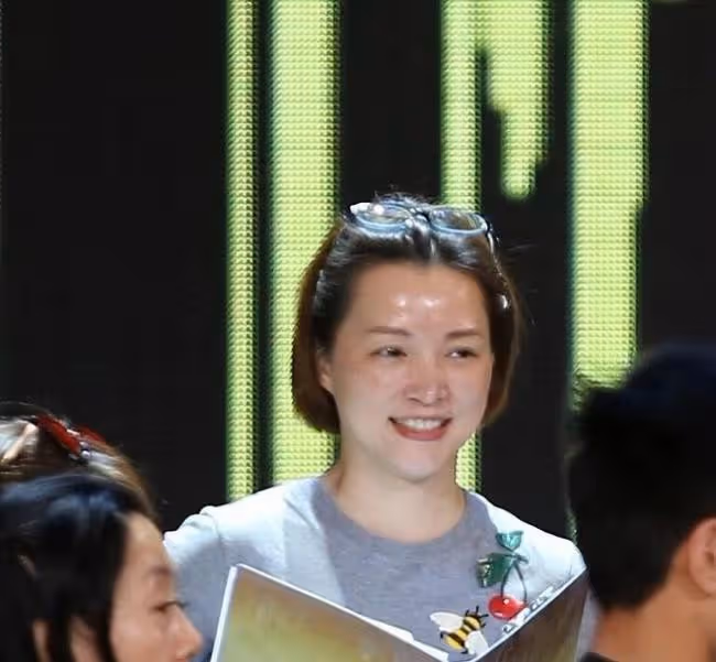 董卿也發福了 灰T恤配牛仔褲素顏出鏡