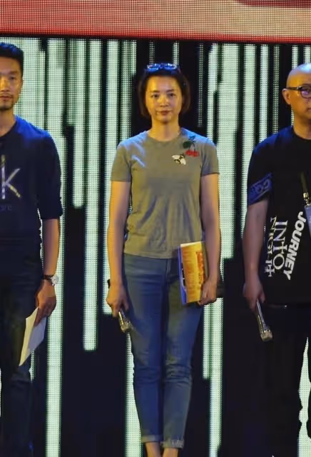 董卿也發福了 灰T恤配牛仔褲素顏出鏡