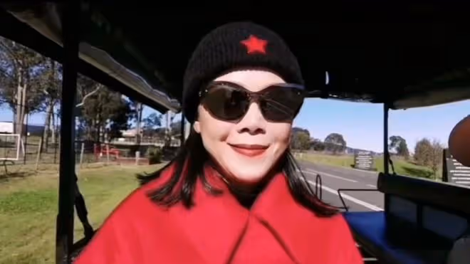 56歲田震在澳洲鄉村度假，打扮艷麗坐馬車好愜意，老公疑相伴身旁