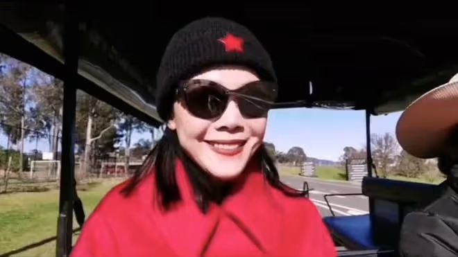 56歲田震在澳洲鄉村度假，打扮艷麗坐馬車好愜意，老公疑相伴身旁