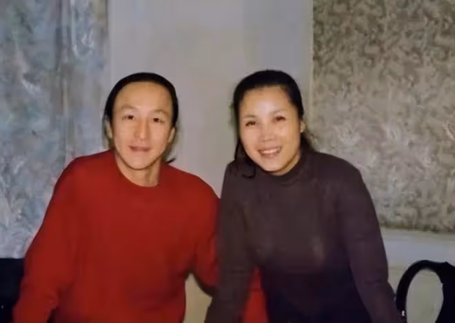 56歲田震在澳洲鄉村度假，打扮艷麗坐馬車好愜意，老公疑相伴身旁