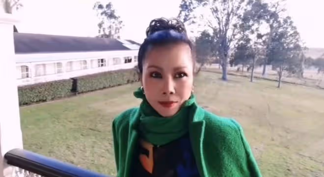 56歲田震在澳洲鄉村度假，打扮艷麗坐馬車好愜意，老公疑相伴身旁