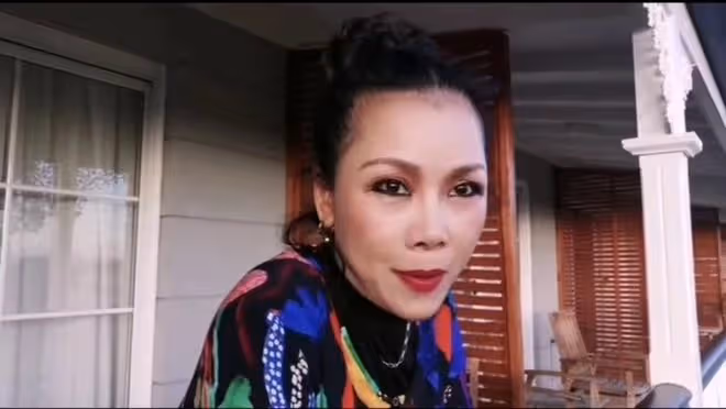 56歲田震在澳洲鄉村度假，打扮艷麗坐馬車好愜意，老公疑相伴身旁