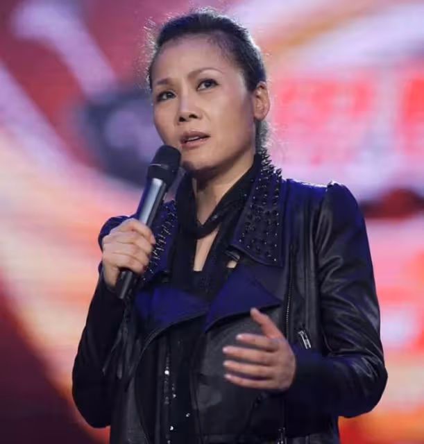 56歲田震在澳洲鄉村度假,打扮艷麗坐馬車好愜意,老公疑相伴身旁