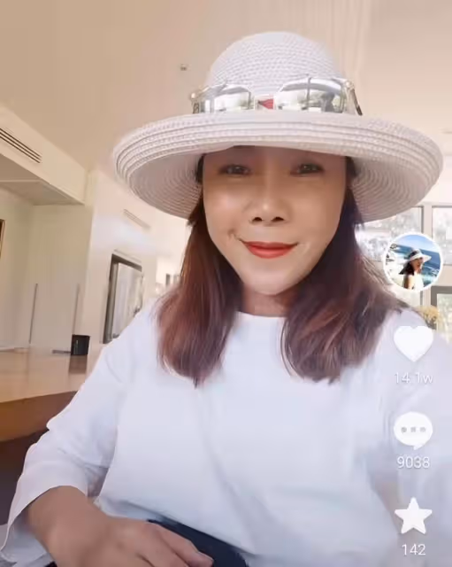 56歲田震在澳洲鄉村度假,打扮艷麗坐馬車好愜意,老公疑相伴身旁