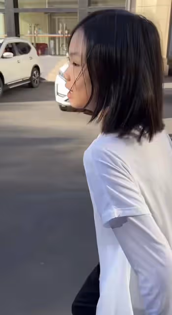 央視女主持包3台房車度假!與女兒開心啃大餅,母女五官如複製