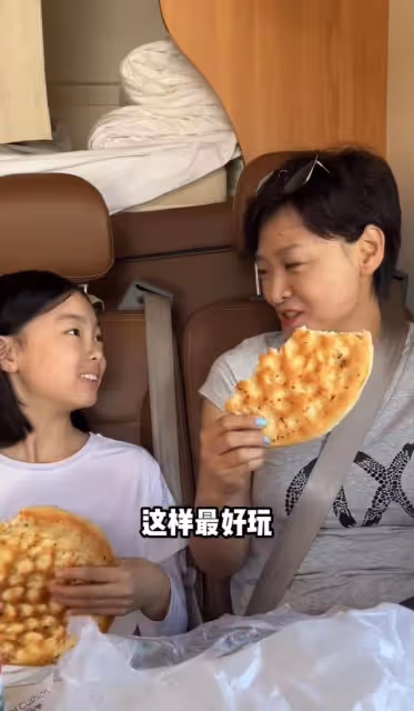 央視女主持包3台房車度假!與女兒開心啃大餅,母女五官如複製