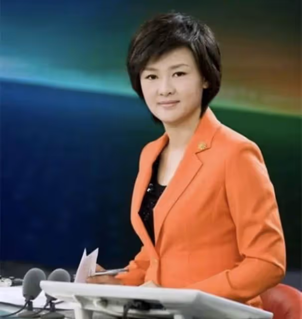 央視女主持包3台房車度假!與女兒開心啃大餅,母女五官如複製