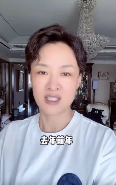 央視女主持包3台房車度假!與女兒開心啃大餅,母女五官如複製