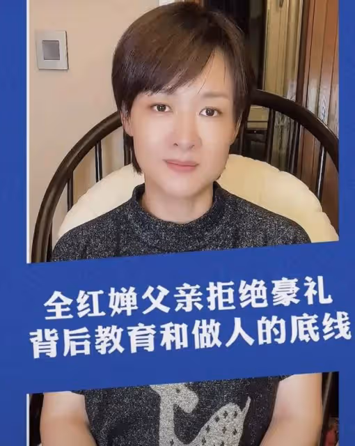 央視女主持包3台房車度假!與女兒開心啃大餅,母女五官如複製