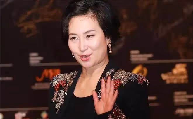 賭王之女何超瓊,身家300億仍心懷仁義,每月接濟前男友母親10萬,為保姆養老送終:她心懷大愛!