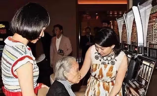 賭王之女何超瓊,身家300億仍心懷仁義,每月接濟前男友母親10萬,為保姆養老送終:她心懷大愛!