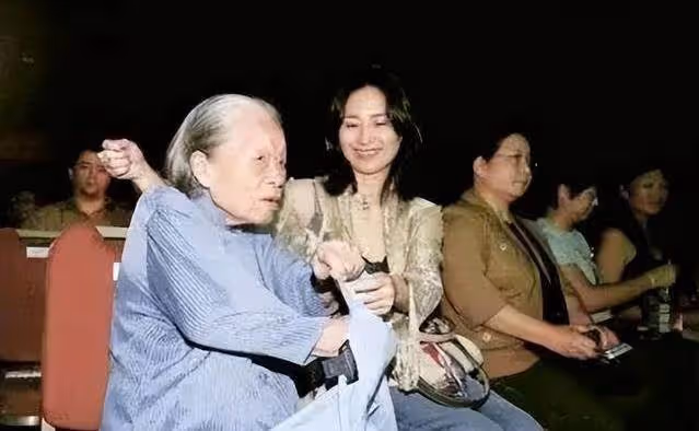 賭王之女何超瓊,身家300億仍心懷仁義,每月接濟前男友母親10萬,為保姆養老送終:她心懷大愛!