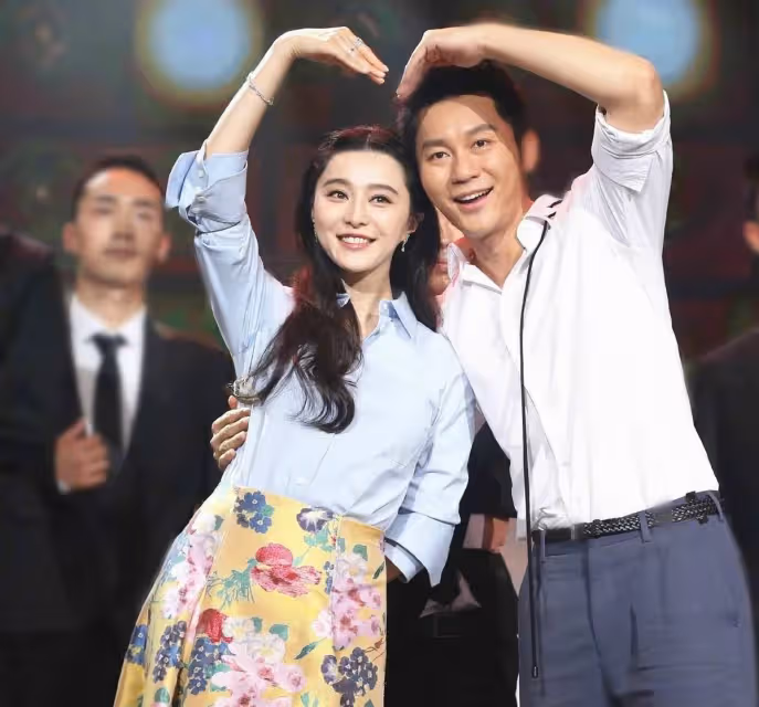 45歲林心如撞衫40歲范冰冰,一個俏皮一個成熟,網友:美出新高度