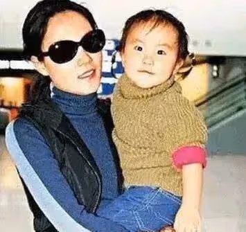 李亞鵬二胎得女,李嫣三個姐妹有三個媽,最終苦的是孩子