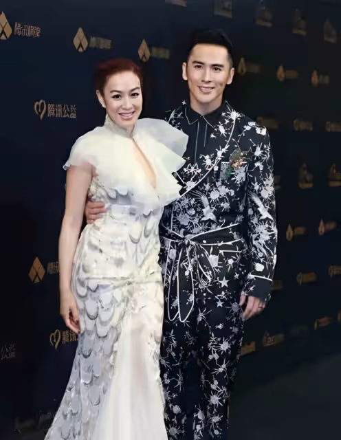 當54歲周海媚與51歲鐘麗緹同框,才明白「自然老去」也可以這麼美