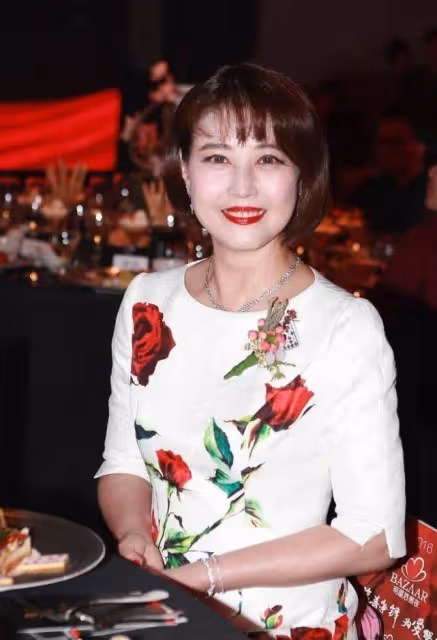 當54歲周海媚與51歲鐘麗緹同框，才明白「自然老去」也可以這麼美