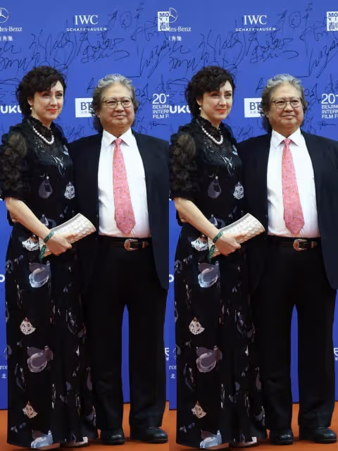洪金寶妻子近照曝光,身穿黑色連衣裙氣質高貴,笑起來臉上褶皺明顯,網友:真是優雅的代表