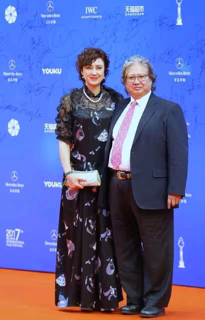 洪金寶妻子近照曝光,身穿黑色連衣裙氣質高貴,笑起來臉上褶皺明顯,網友:真是優雅的代表