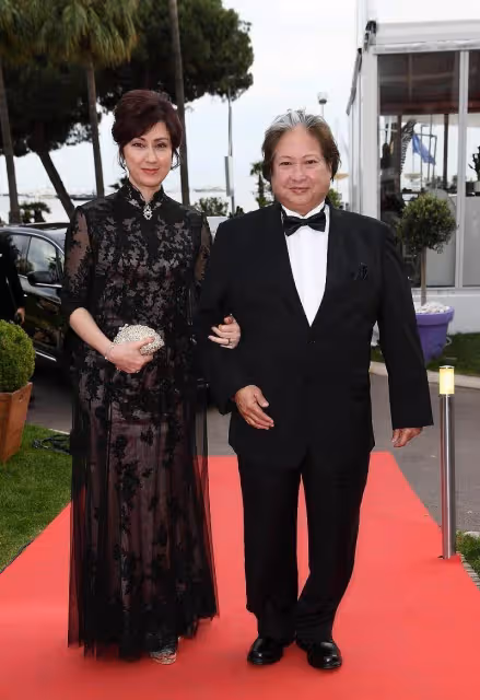 洪金寶妻子近照曝光,身穿黑色連衣裙氣質高貴,笑起來臉上褶皺明顯,網友:真是優雅的代表