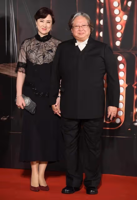 洪金寶妻子近照曝光,身穿黑色連衣裙氣質高貴,笑起來臉上褶皺明顯,網友:真是優雅的代表