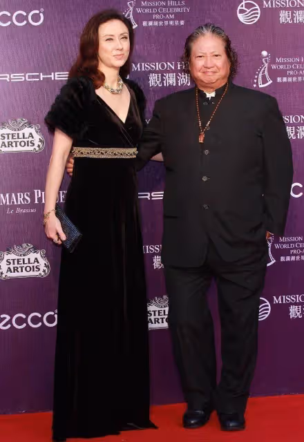 洪金寶妻子近照曝光,身穿黑色連衣裙氣質高貴,笑起來臉上褶皺明顯,網友:真是優雅的代表