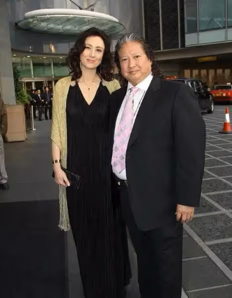 洪金寶妻子近照曝光,身穿黑色連衣裙氣質高貴,笑起來臉上褶皺明顯,網友:真是優雅的代表