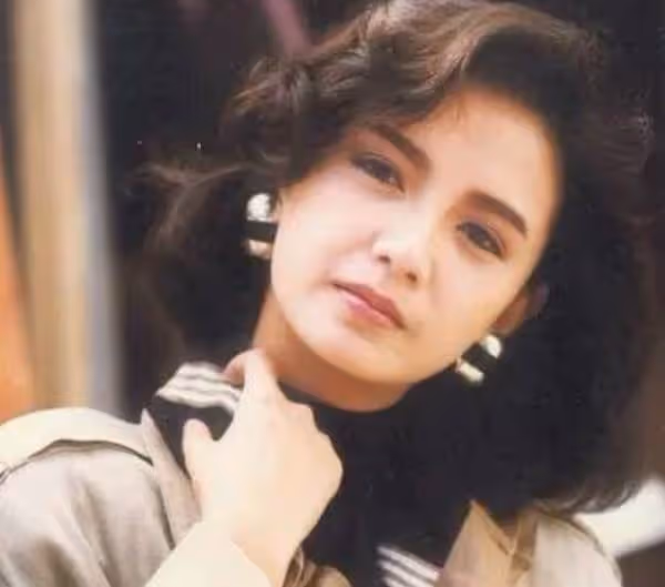 「豪門棄婦」曾華倩罕曬兒子合影照!23歲兒子運動裝活力滿滿,兒子兩米身高超搶鏡