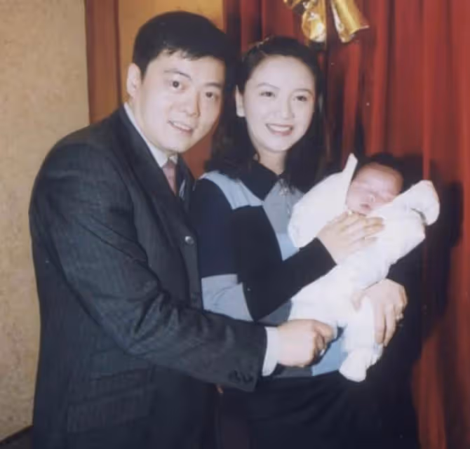 「豪門棄婦」曾華倩罕曬兒子合影照!23歲兒子運動裝活力滿滿,兒子兩米身高超搶鏡