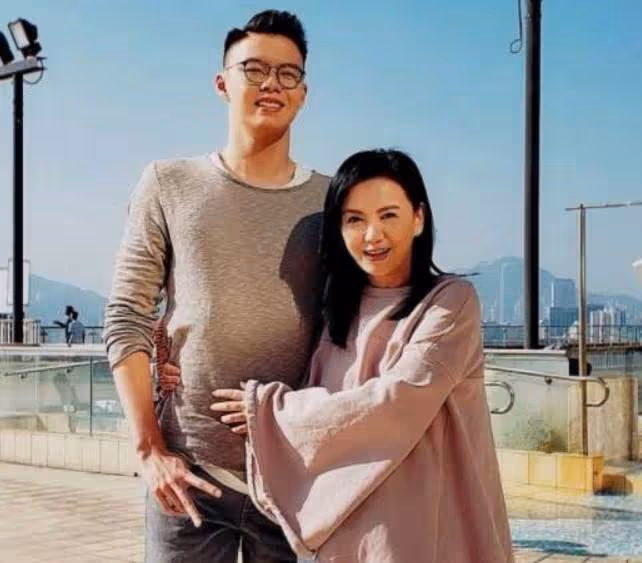 「豪門棄婦」曾華倩罕曬兒子合影照!23歲兒子運動裝活力滿滿,兒子兩米身高超搶鏡