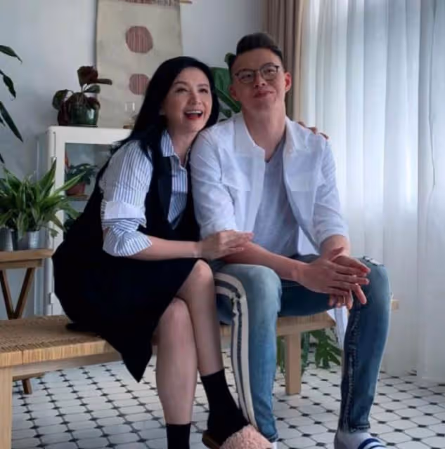 「豪門棄婦」曾華倩罕曬兒子合影照!23歲兒子運動裝活力滿滿,兒子兩米身高超搶鏡