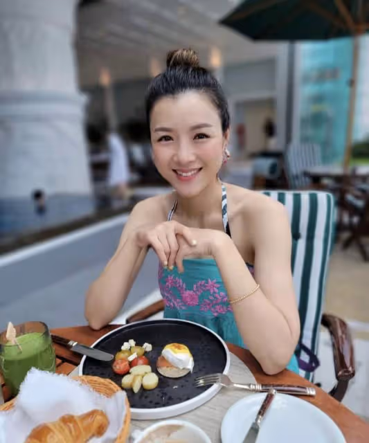 陳豪嬌妻陳茵媺曬比基尼照,生三娃仍有馬甲線,41歲皮膚嫩如少女