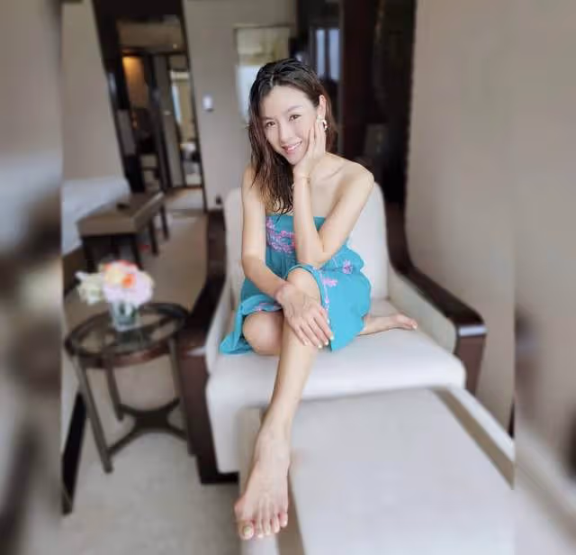 陳豪嬌妻陳茵媺曬比基尼照,生三娃仍有馬甲線,41歲皮膚嫩如少女