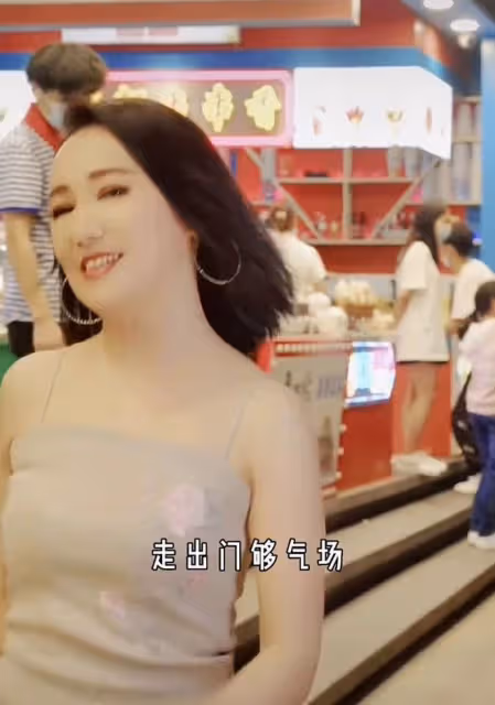 46歲周艷泓惹爭議!穿著清涼拿烤串在街頭熱舞,路人圍觀滿臉疑惑