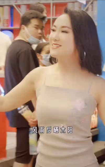 46歲周艷泓惹爭議!穿著清涼拿烤串在街頭熱舞,路人圍觀滿臉疑惑