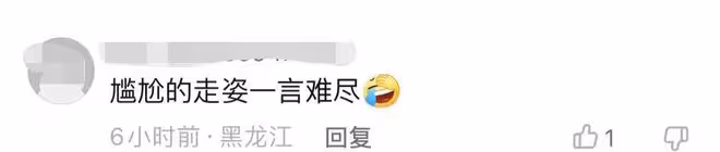 46歲周艷泓惹爭議!穿著清涼拿烤串在街頭熱舞,路人圍觀滿臉疑惑