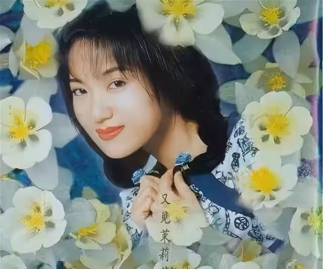 46歲周艷泓惹爭議!穿著清涼拿烤串在街頭熱舞,路人圍觀滿臉疑惑