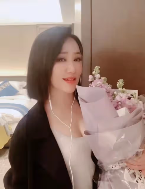 46歲周艷泓惹爭議!穿著清涼拿烤串在街頭熱舞,路人圍觀滿臉疑惑